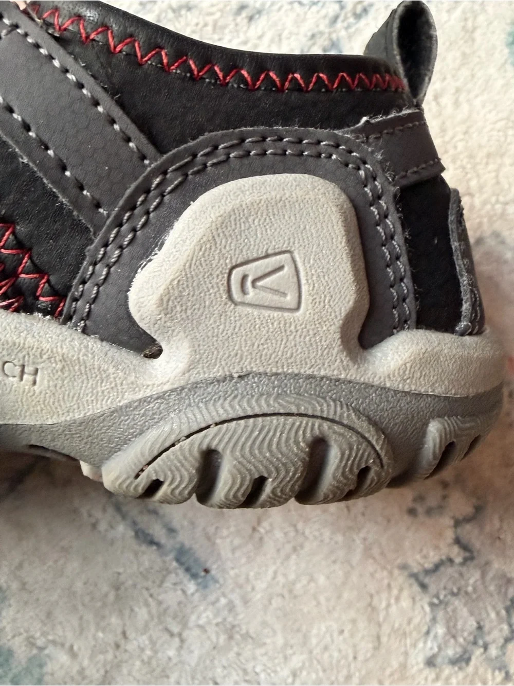 KEEN Kids Newport H2 closed-toe sandals in black, gray & red